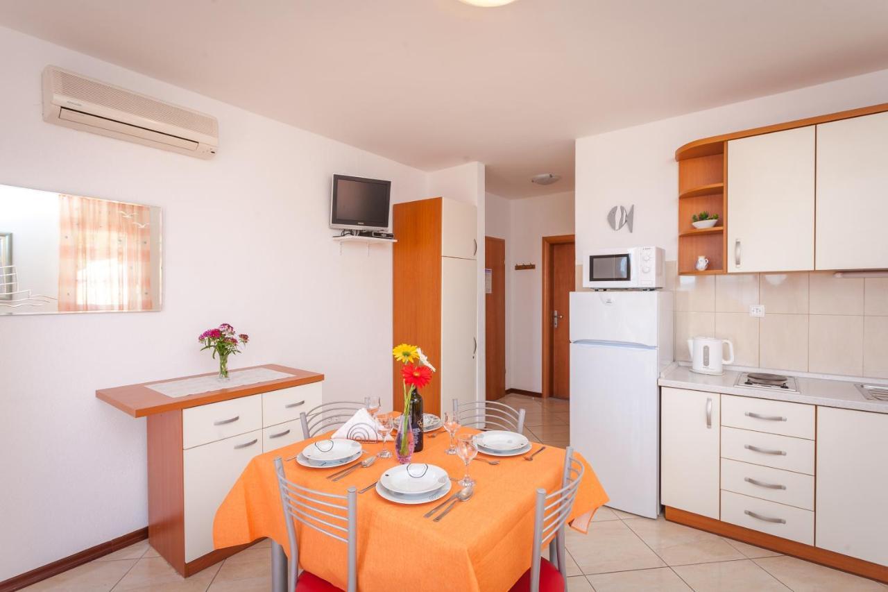 Apartments And Rooms By The Sea Brela, Makarska - 13118 Dış mekan fotoğraf