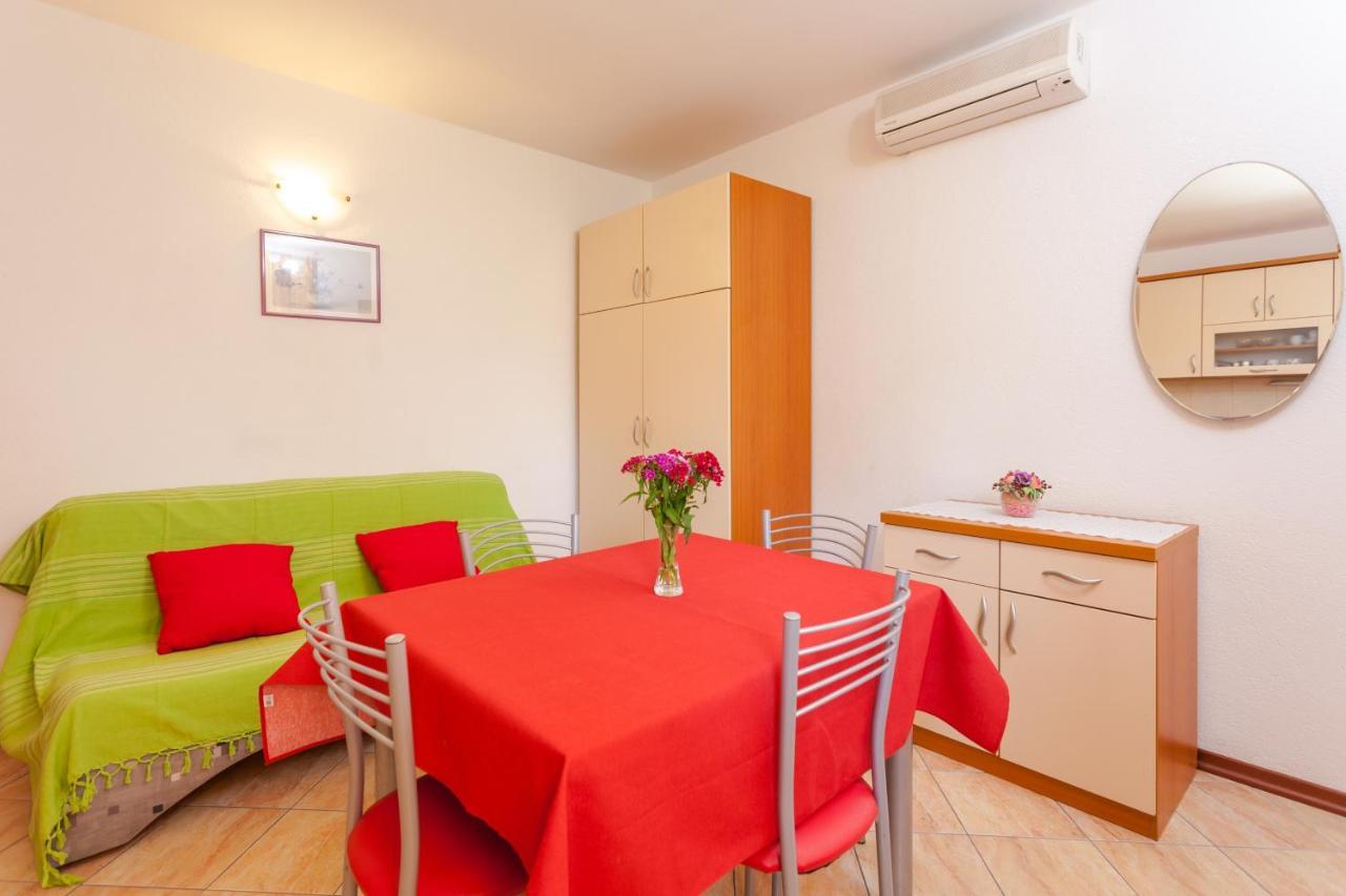 Apartments And Rooms By The Sea Brela, Makarska - 13118 Dış mekan fotoğraf