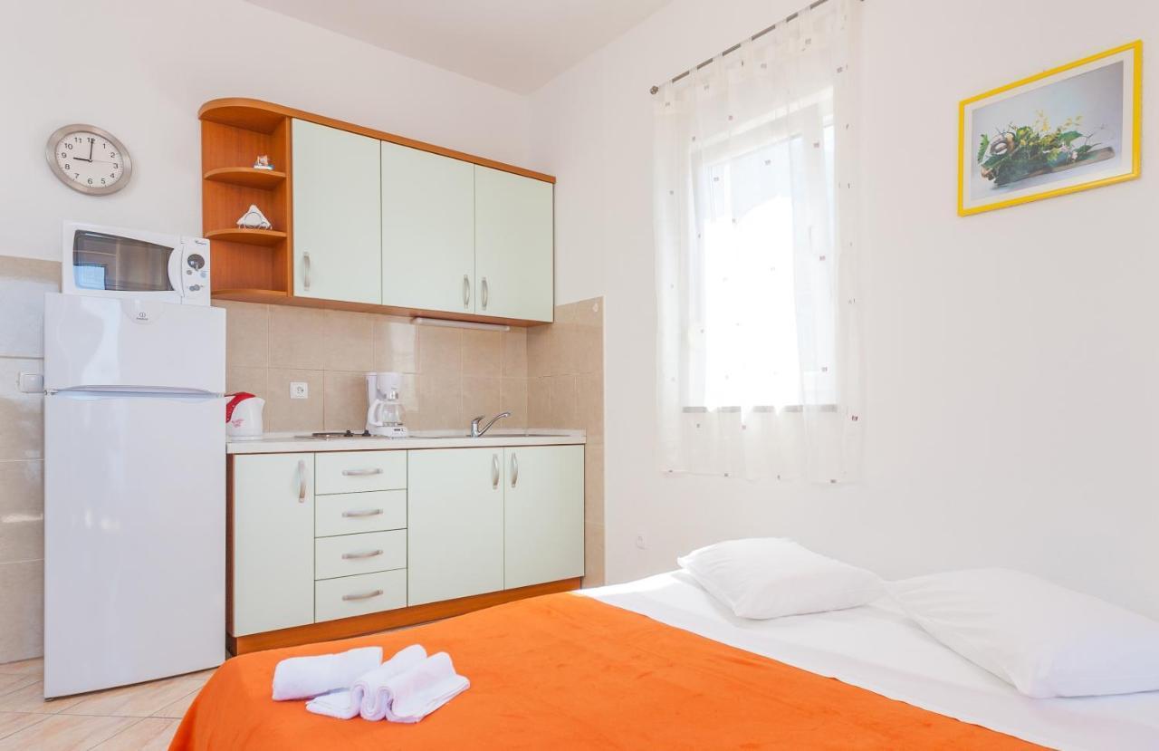 Apartments And Rooms By The Sea Brela, Makarska - 13118 Dış mekan fotoğraf