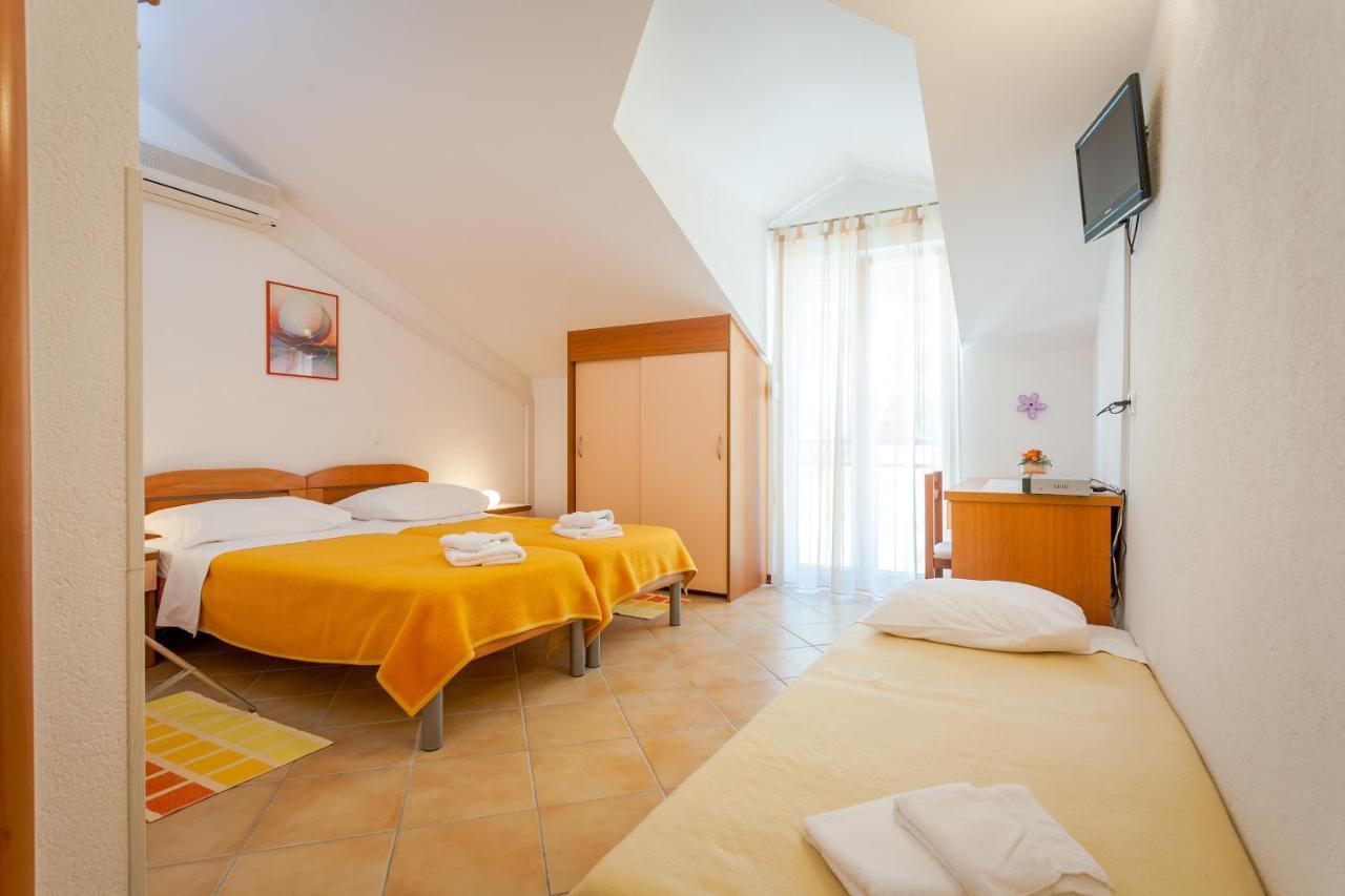 Apartments And Rooms By The Sea Brela, Makarska - 13118 Dış mekan fotoğraf