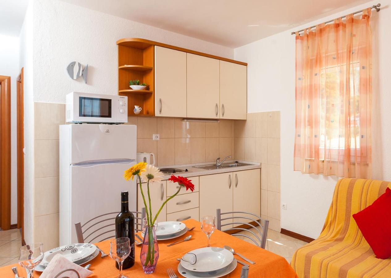Apartments And Rooms By The Sea Brela, Makarska - 13118 Dış mekan fotoğraf