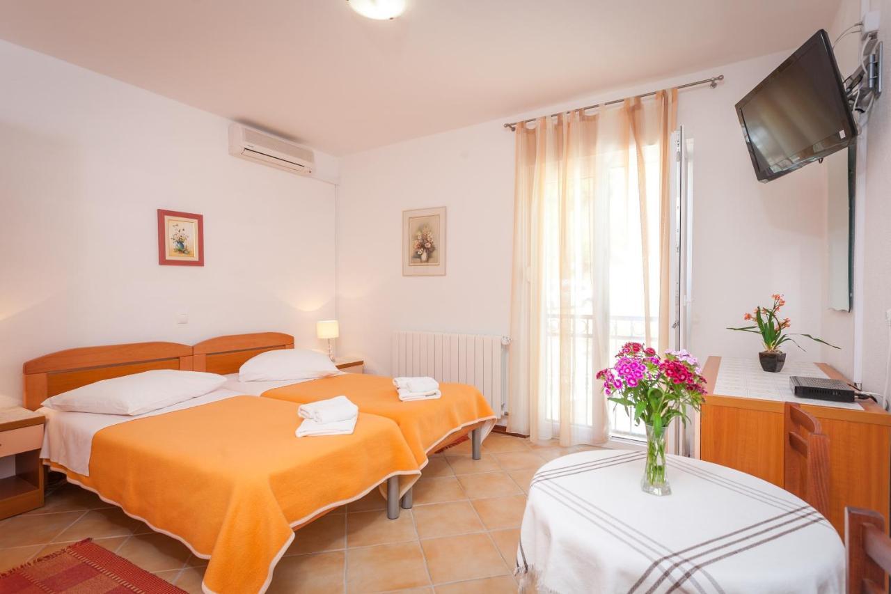 Apartments And Rooms By The Sea Brela, Makarska - 13118 Dış mekan fotoğraf