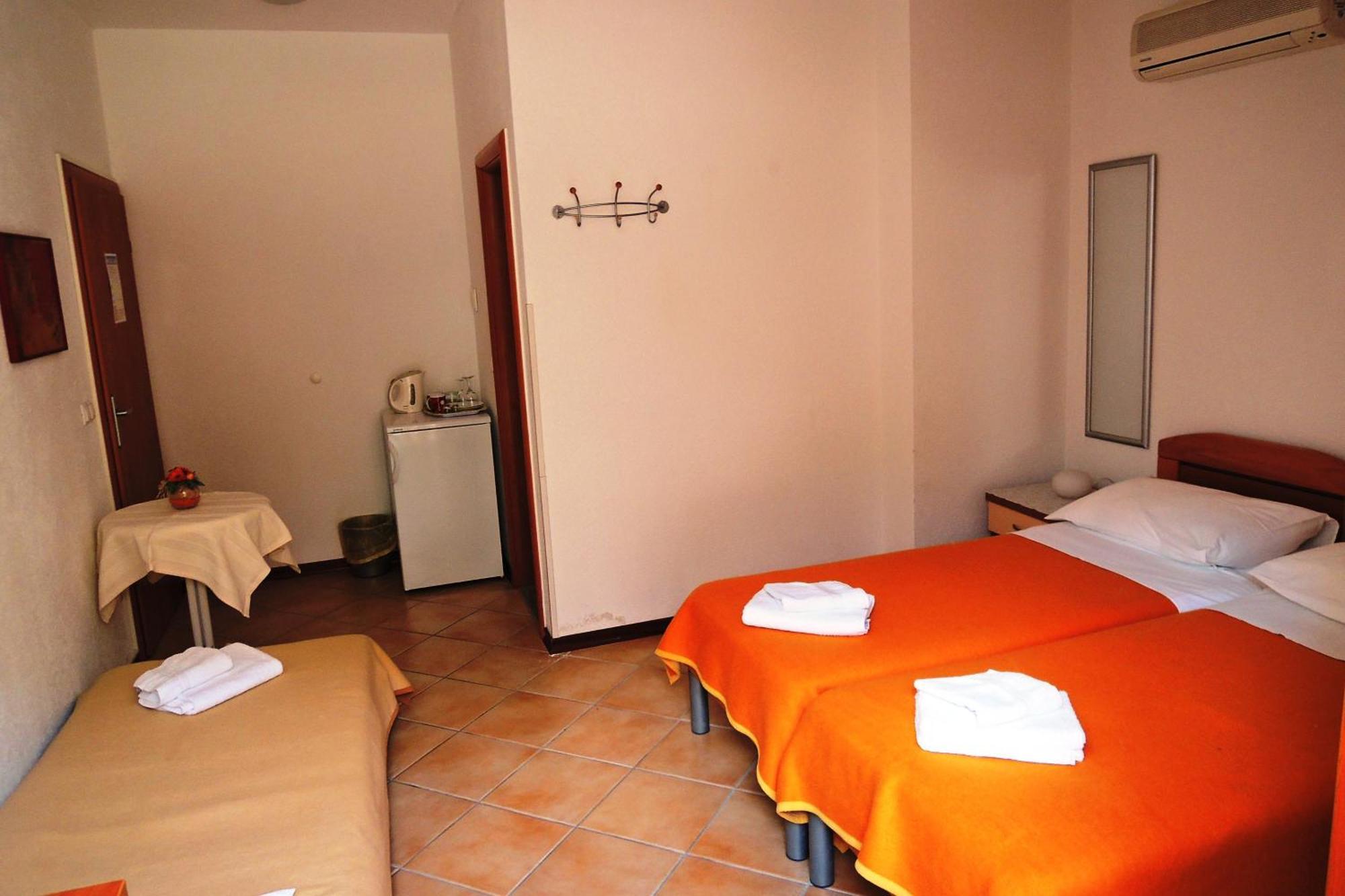 Apartments And Rooms By The Sea Brela, Makarska - 13118 Oda fotoğraf