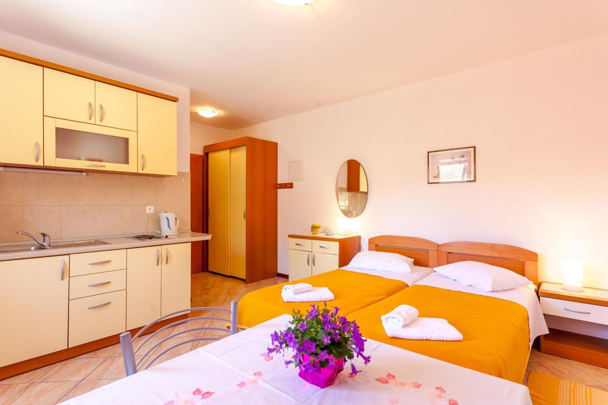 Apartments And Rooms By The Sea Brela, Makarska - 13118 Oda fotoğraf